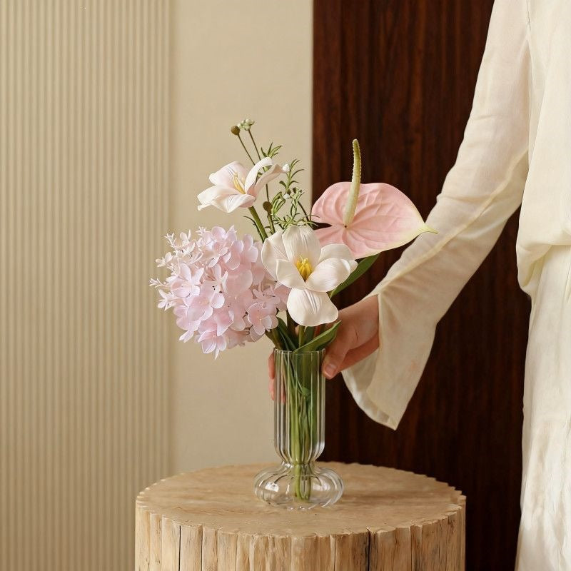 Lebensechte Blumenarrangement in elegantem Glasvase