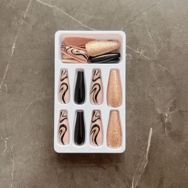 Künstlerisches Press-On-Nagelset mit Glitzer und abstrakten Designs