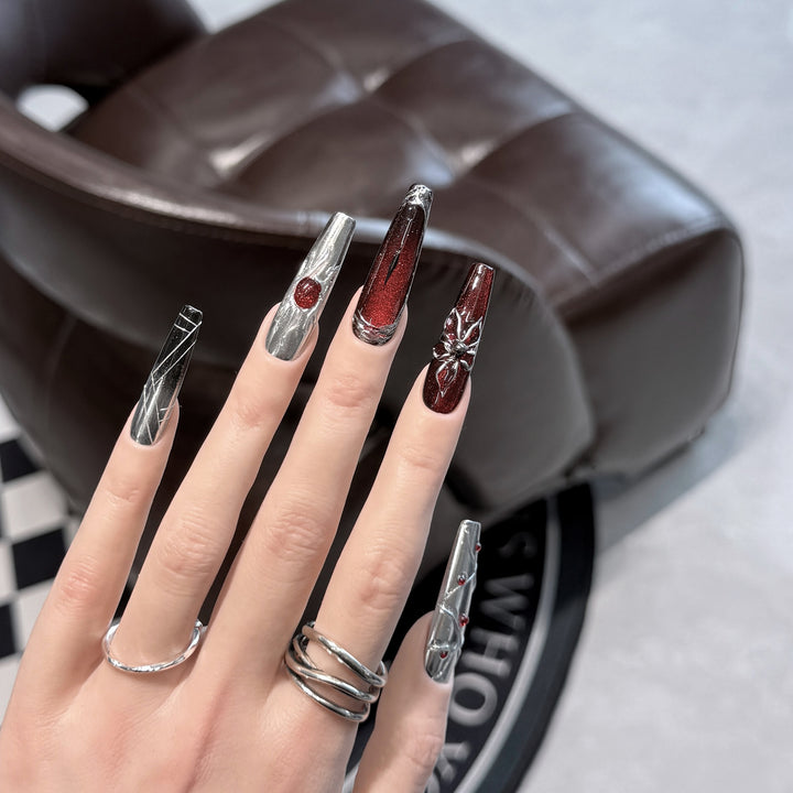 Dekoratives Press-On-Nagelkunst-Set mit schicker metallischer Akzentuierung Karnz