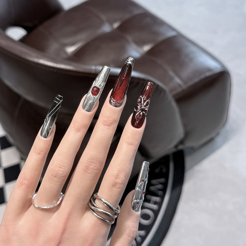 Dekoratives Press-On-Nagelkunst-Set mit schicker metallischer Akzentuierung Karnz
