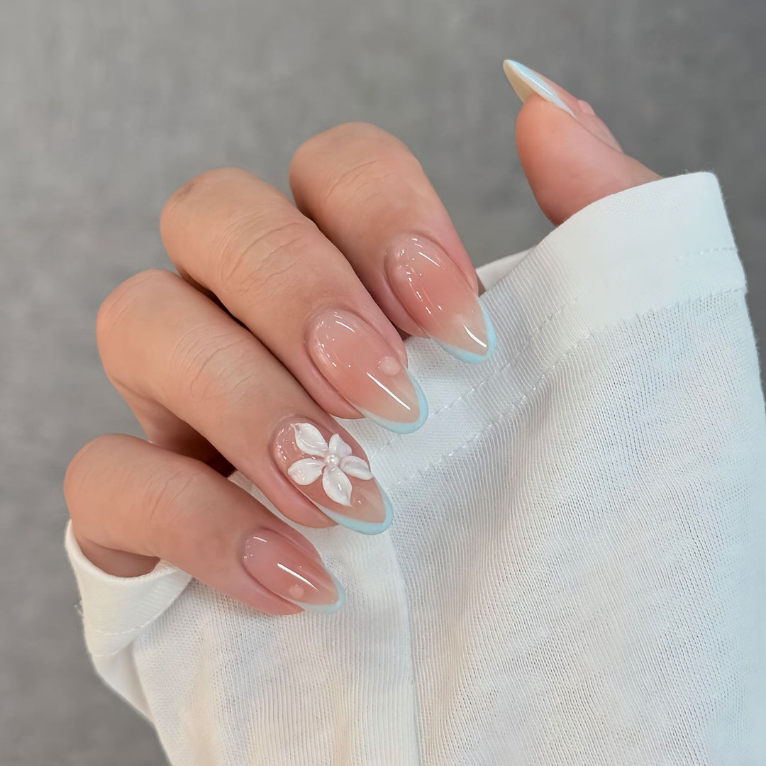 Kunstnägel mit Eleganten Floralen Akzenten Karnz