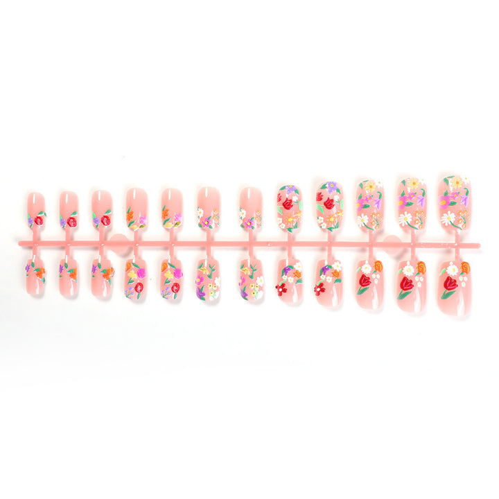 Kreatives Nagelset mit floralen Motiven Karnz