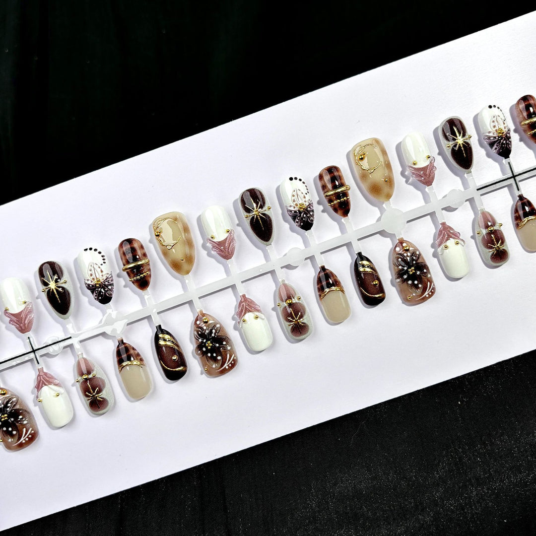 Künstlerisches Press-On Nagelset mit eleganten Designs