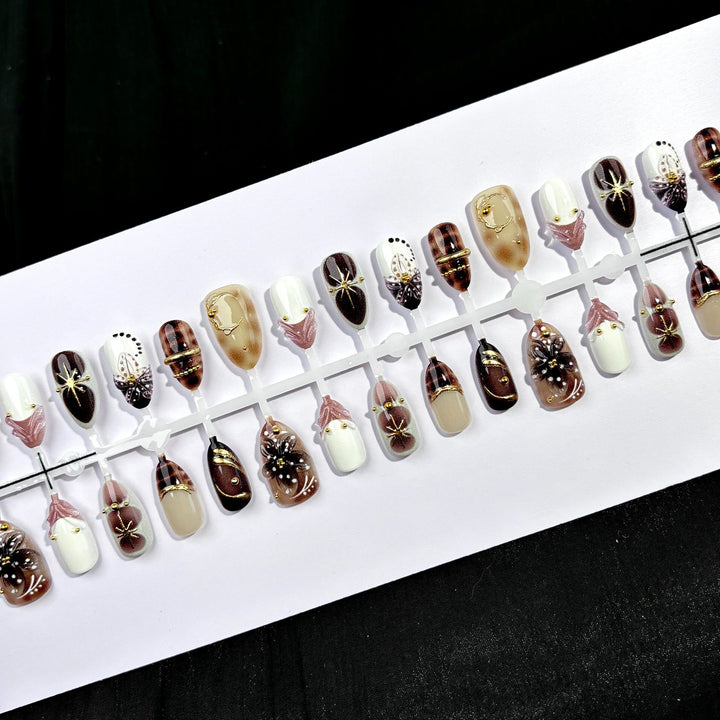 Künstlerisches Press-On Nagelset mit eleganten Designs