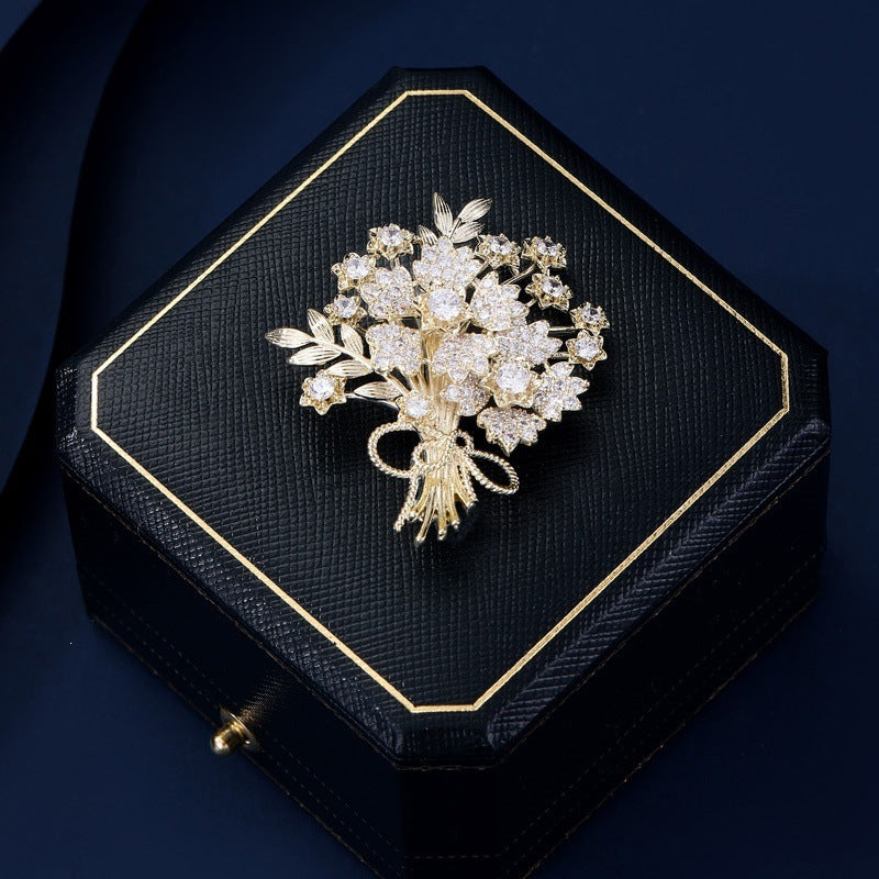 Exquisite Blumenbrosche mit Funkelnden Kristallen Karnz