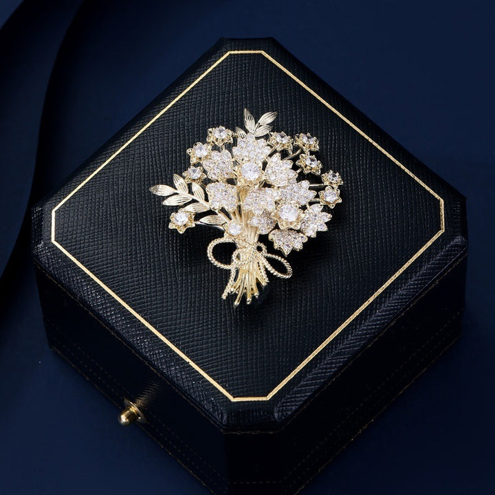 Exquisite Blumenbrosche mit Funkelnden Kristallen Karnz