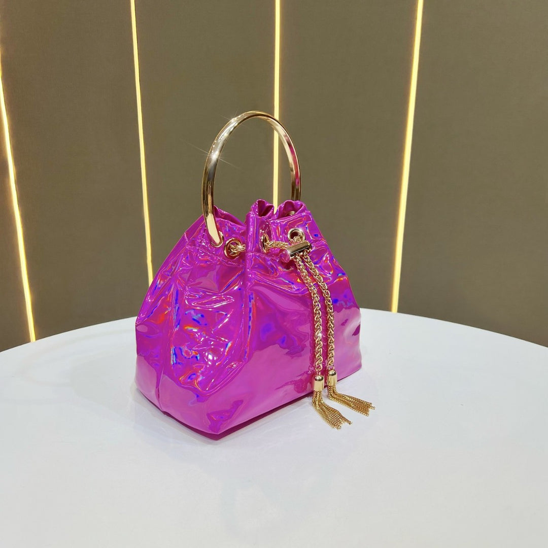 Bucket-Handtasche mit metallischen Details