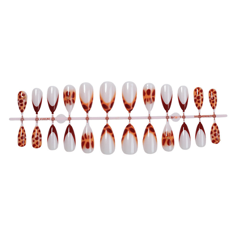 Modisches Press-On Nagelkunst Set Karnz