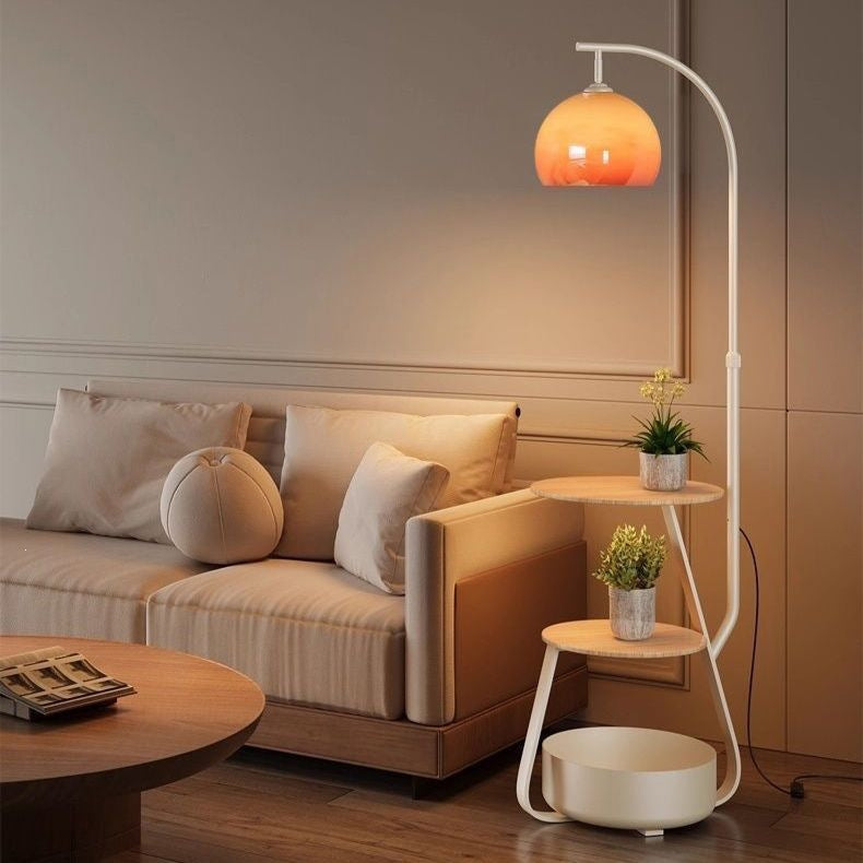 Moderne Stehlampe mit Regalen