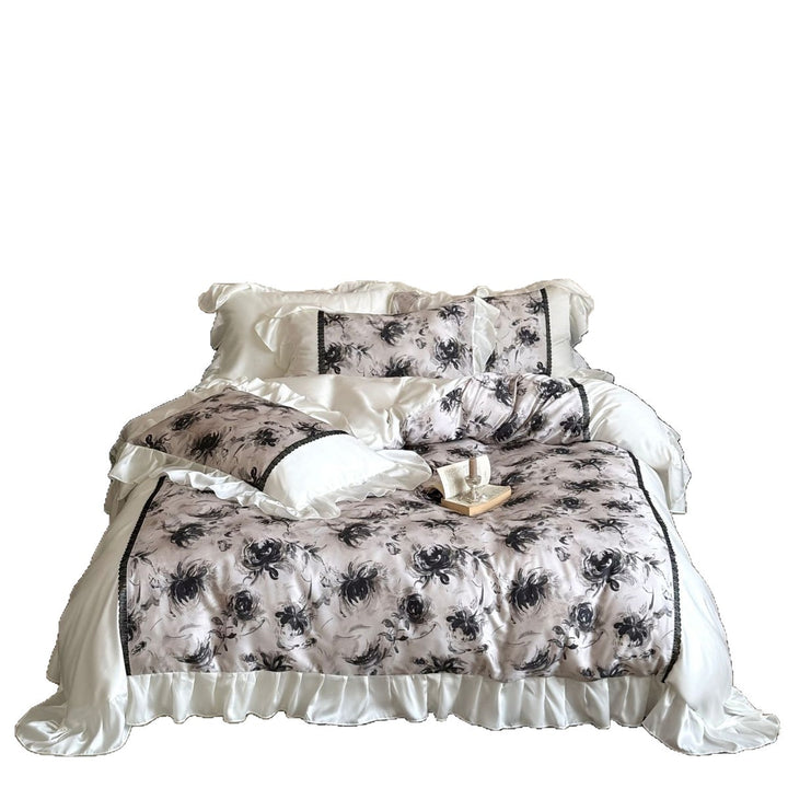 Elegante Bettgarnitur aus hochwertigem Baumwollsatin mit Volant, zarter Spitzenborte und Aquarell-Blumenprint