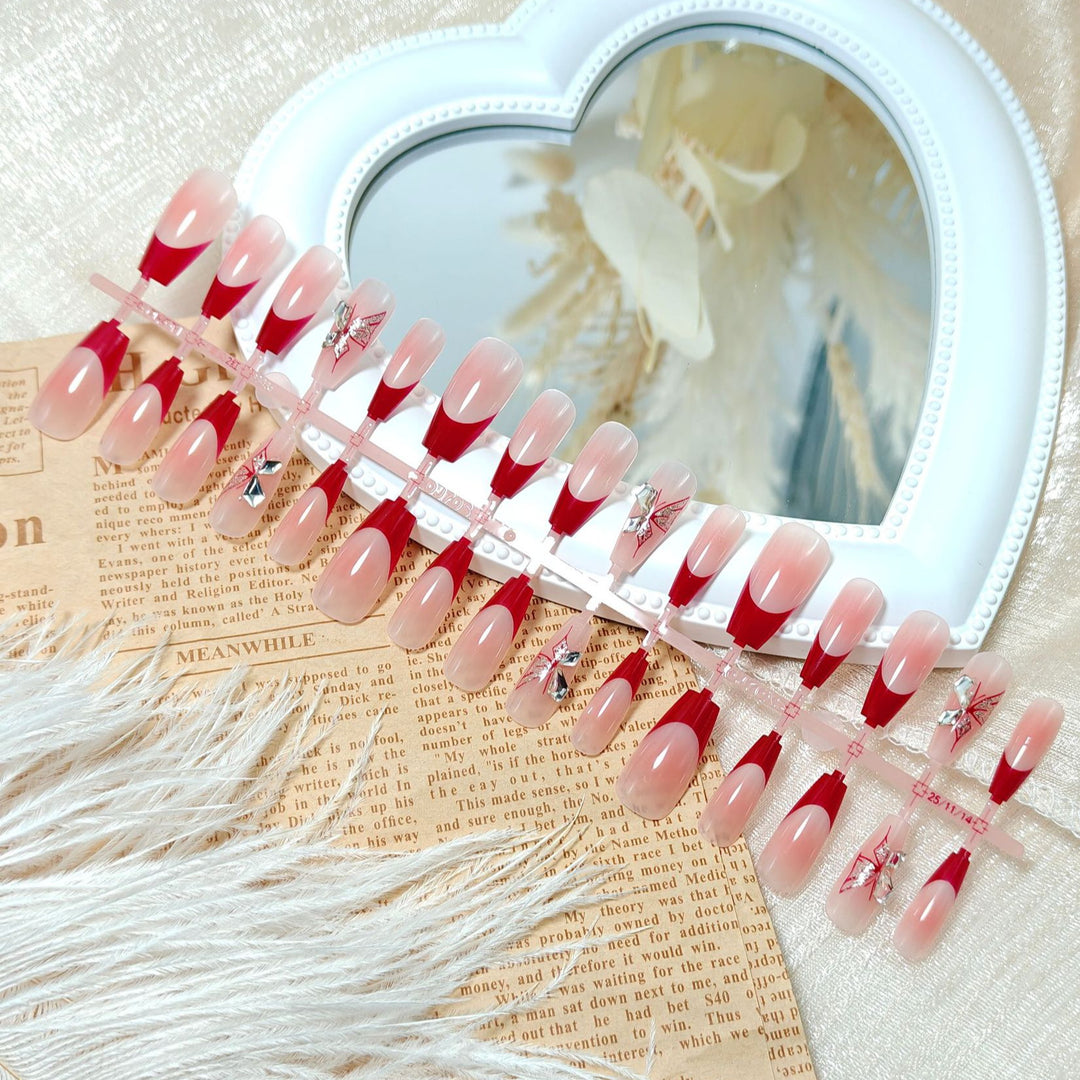 Kunstnägel mit Elegantem Blüten-Design und Glitzerakzenten Karnz