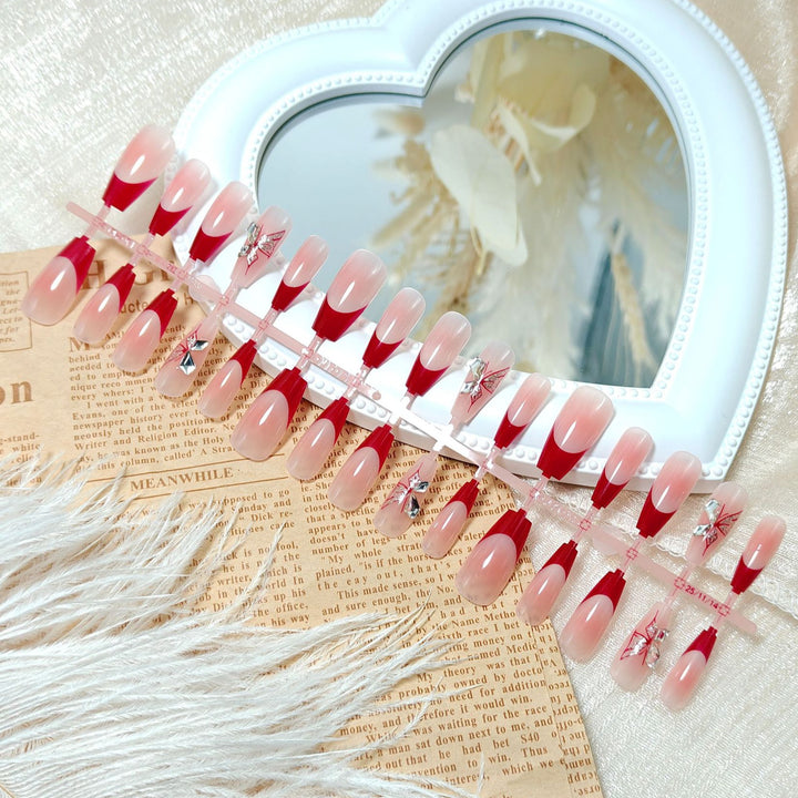 Kunstnägel mit Elegantem Blüten-Design und Glitzerakzenten Karnz