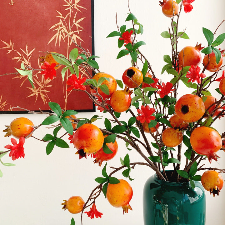 Dekorative Granatapfelblütenarrangement