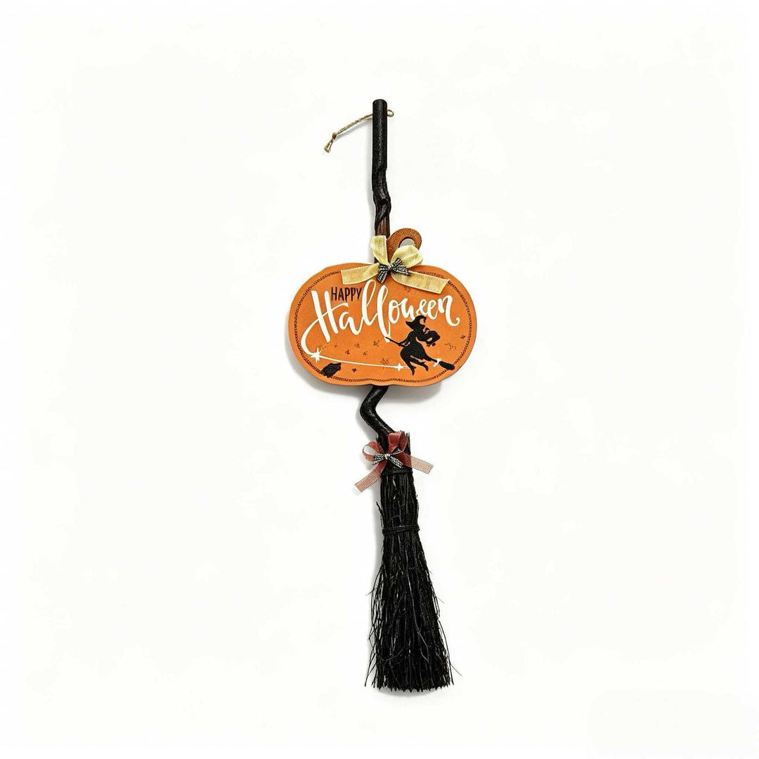 Hängender Halloween-Dekobesenanhänger mit gewundenem Stiel und 'Hocus Pocus' Schild