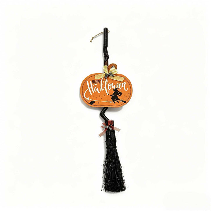 Hängender Halloween-Dekobesenanhänger mit gewundenem Stiel und 'Hocus Pocus' Schild