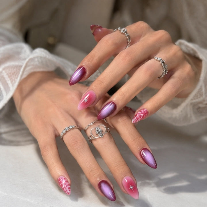 Kunstnägel mit Elegantem Ombre-Design und Kreativen Akzenten Karnz