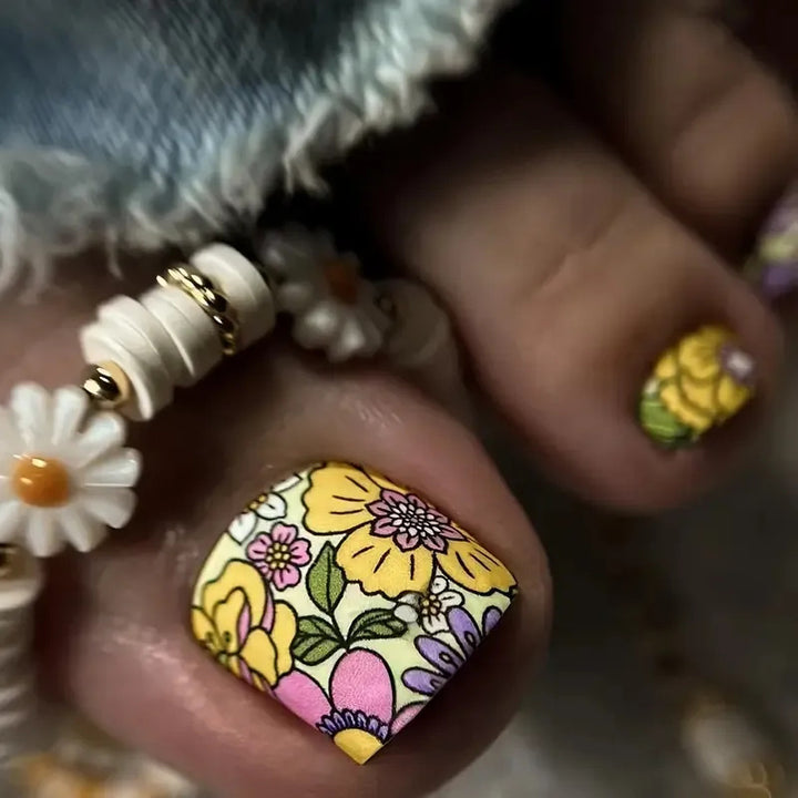 Dekorative florale Nagelkunst Karnz