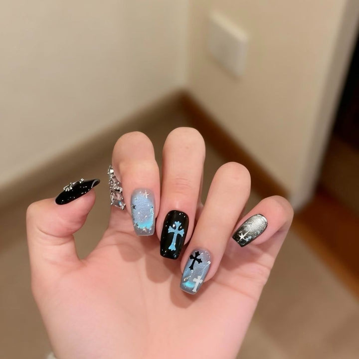 Künstlerische Press-On-Nagelkunst mit Kreuz- und Sternentwürfen