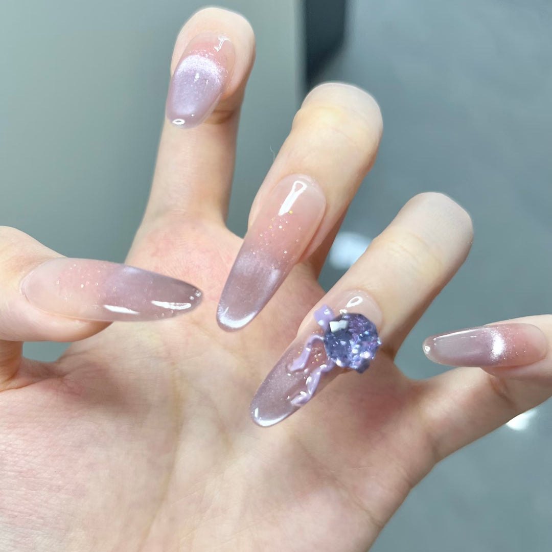 Künstlerisches Ombre Press-On Nageldesign mit Kristallakzent Karnz