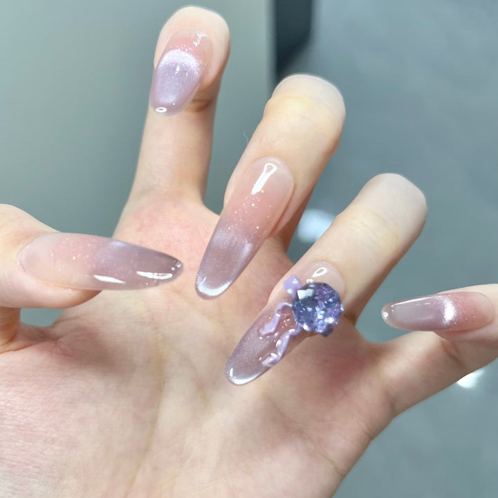 Künstlerisches Ombre Press-On Nageldesign mit Kristallakzent Karnz