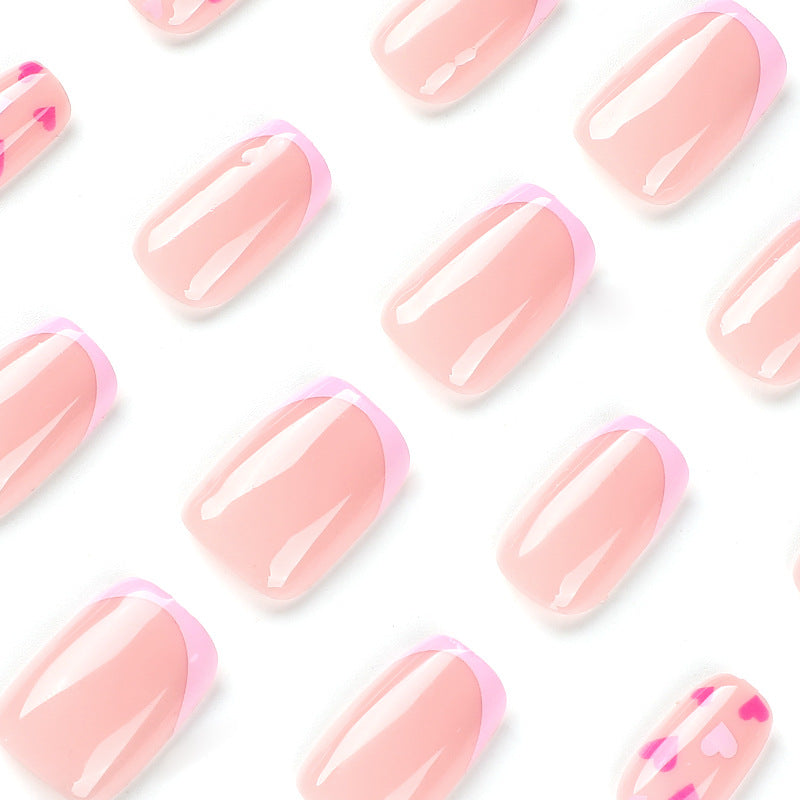 Elegante Nagelkunst mit Herzmotiven Karnz