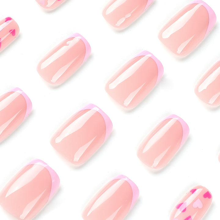 Elegante Nagelkunst mit Herzmotiven Karnz
