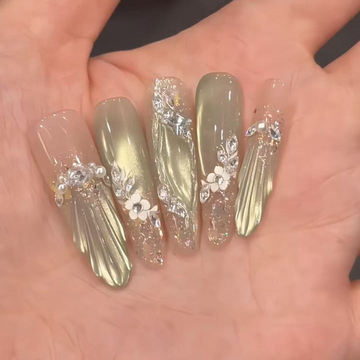 Ausführliche florale Nagelkunstverlängerungen