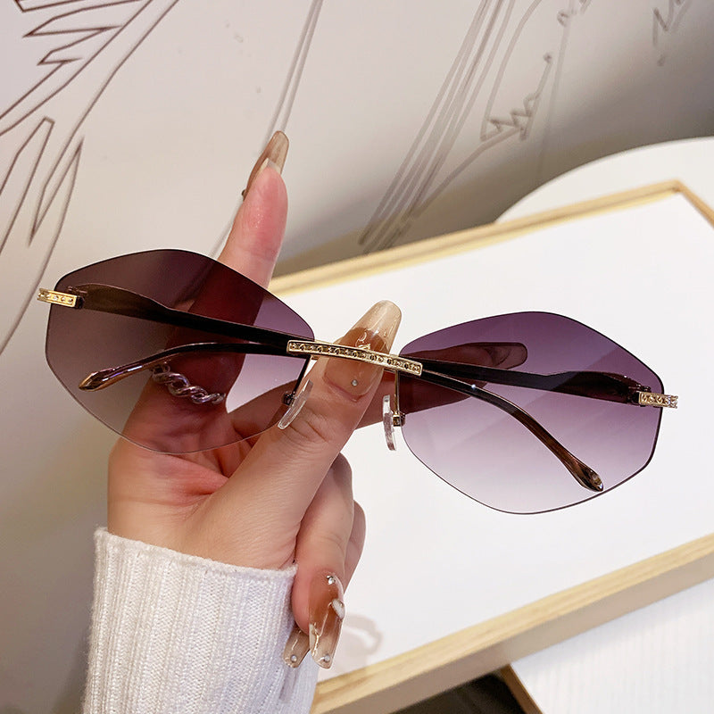 Damen extravagante Sonnenbrille mit funkelnden Akzenten Karnz
