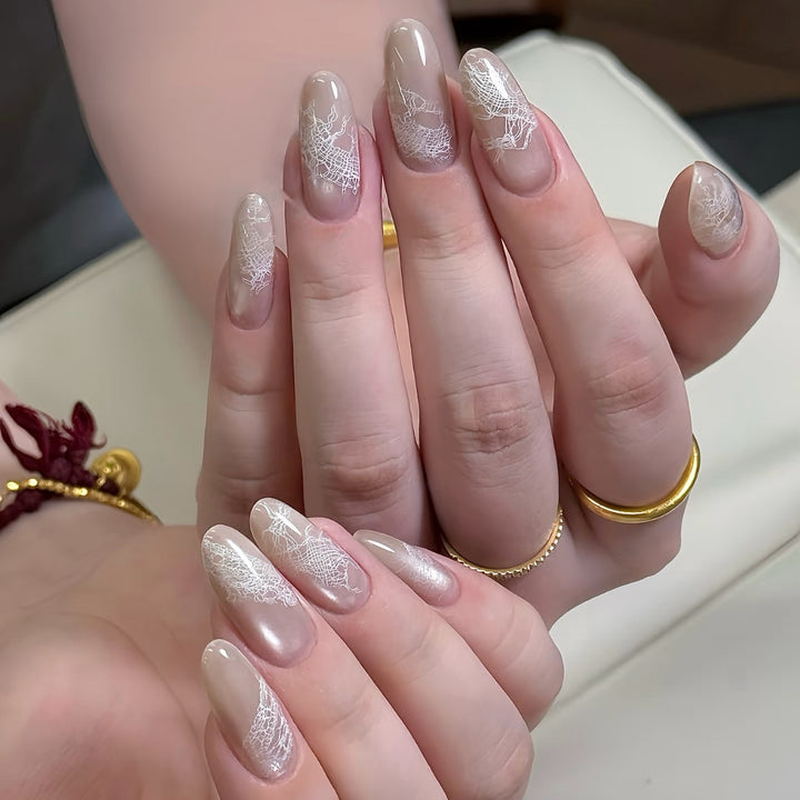 Press-On Nagelkunst-Kollektion mit holografischem Spitzenmuster