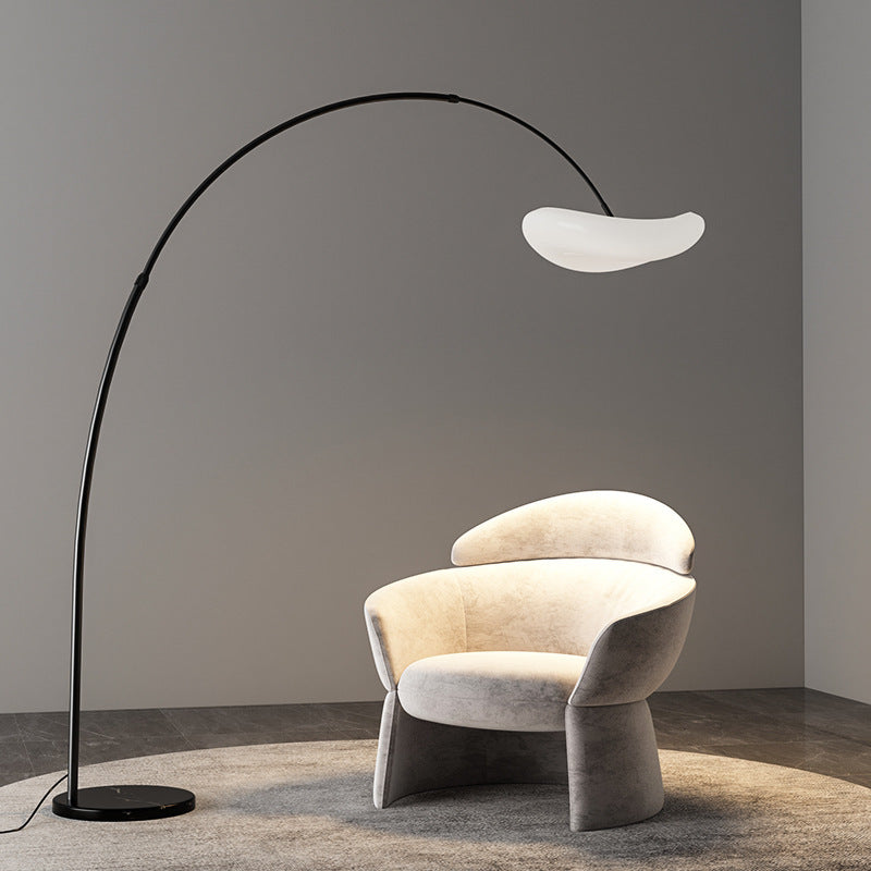 Kurvierte Stehlampe mit integriertem Schirm