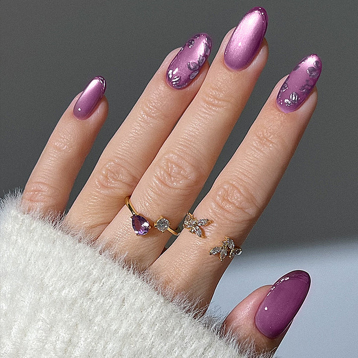 Dekoratives Press-On-Nagelset mit eleganten Folienakzenten Karnz