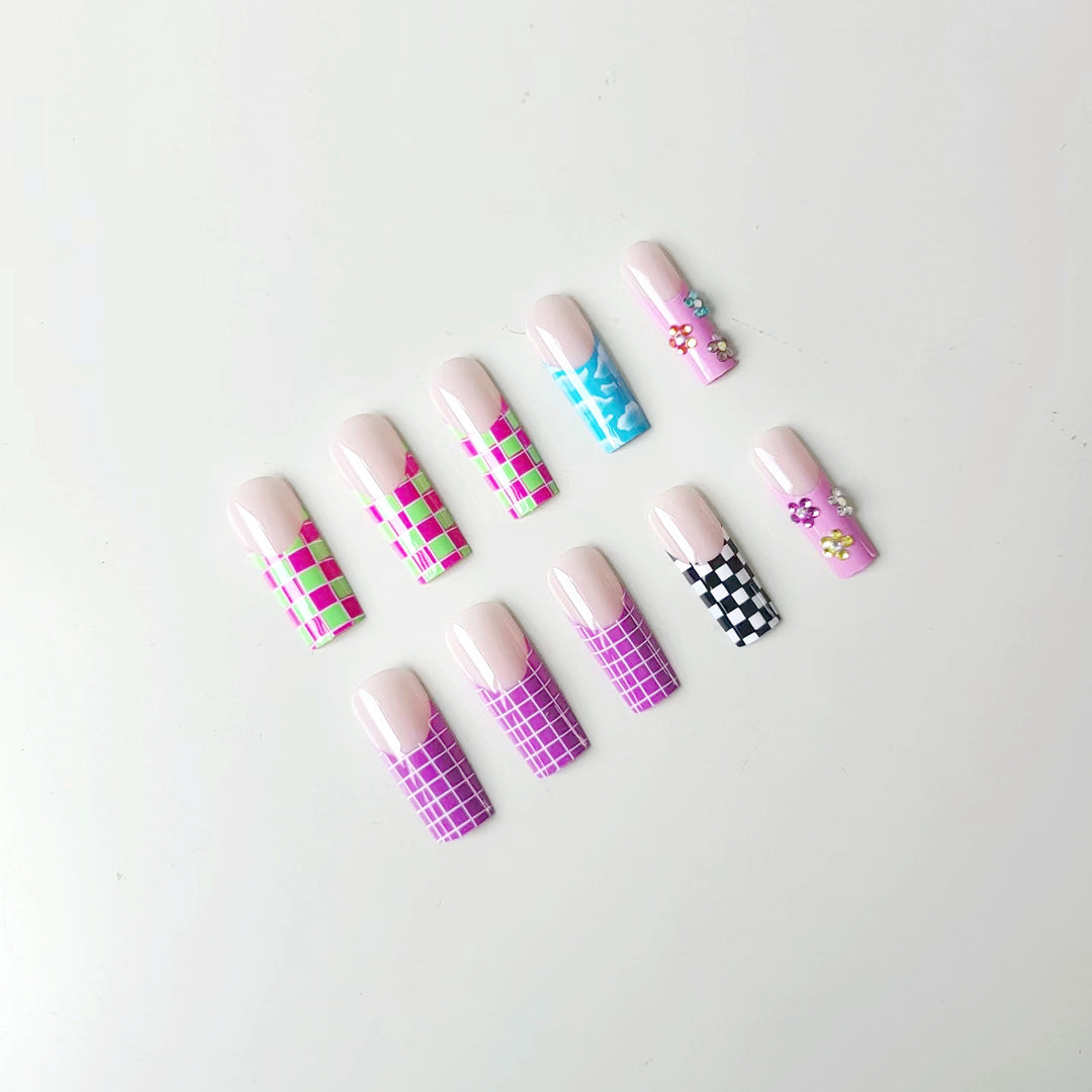 Kunstnagelset mit kreativen Designs und schimmernden Akzenten Karnz