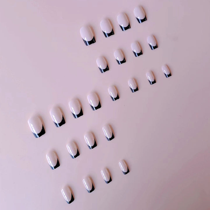 Kunstnagelset mit eleganten französischen Spitzen und mattem Finish Karnz