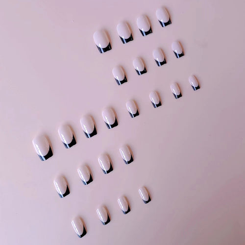 Kunstnagelset mit eleganten französischen Spitzen und mattem Finish Karnz