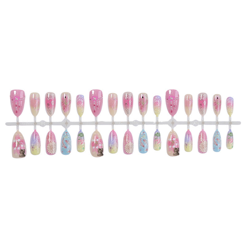 Kreatives Kunstnagelset mit floralen und verspielten Designs Karnz