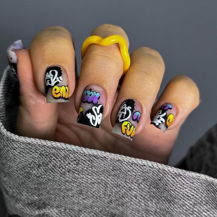 Kreatives Kunstnagelset mit Graffiti-Motiven Karnz