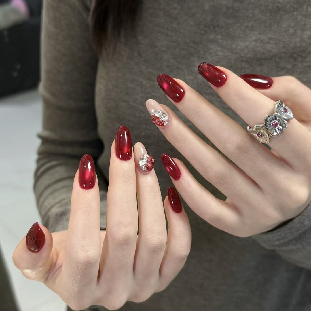 Elegante Press-On-Nagelerweiterungen mit dekorativen Edelsteinschmuckakzenten