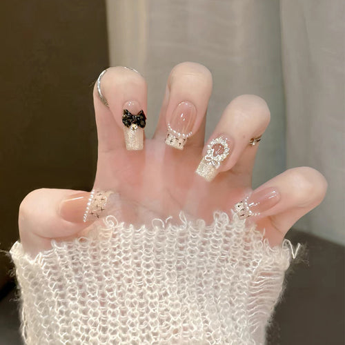 Dekorative Press-On Nagelset mit künstlerischem Bogen & Glitzerakzenten Karnz