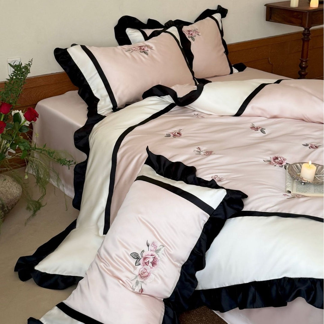 Luxuriöses Satin-Bettwäsche-Set mit gestickten Rosen und volancierter Rüsche