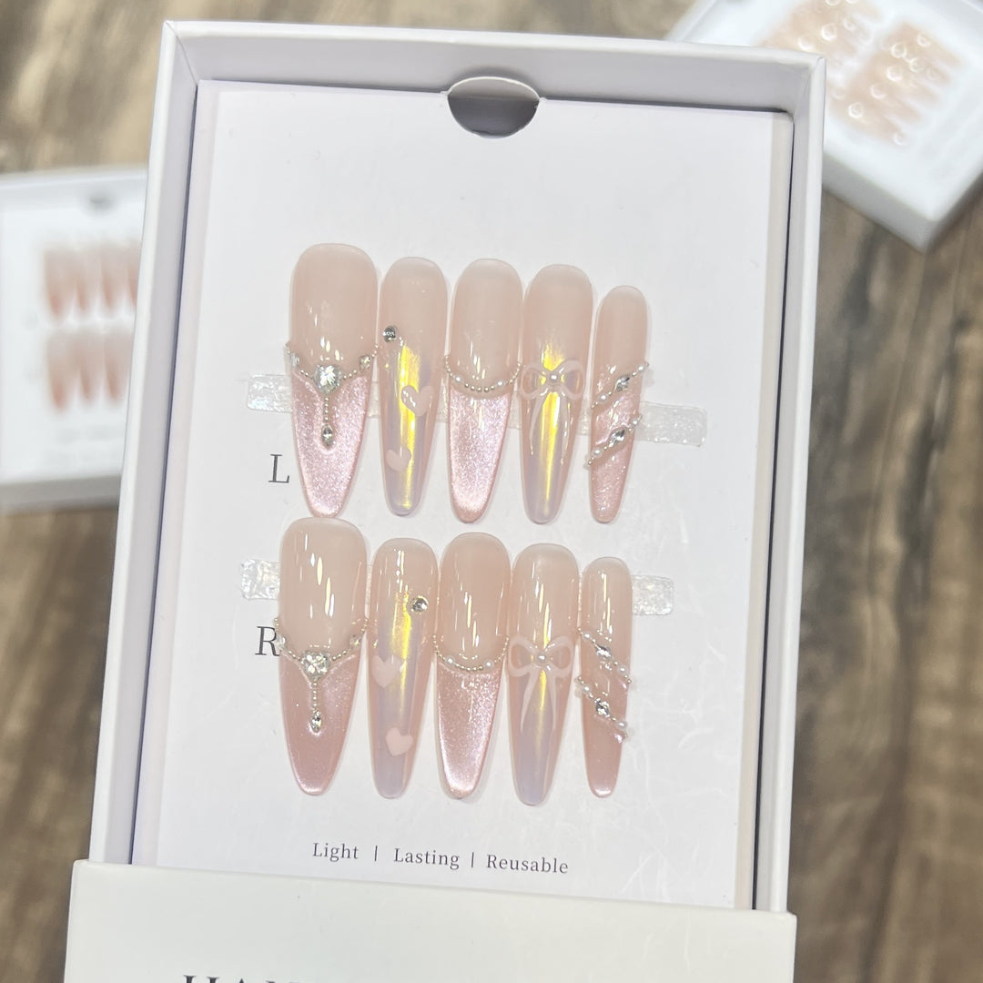 Premium dekorative Press-On Nagelset mit eleganten Edelsteindekoren Karnz