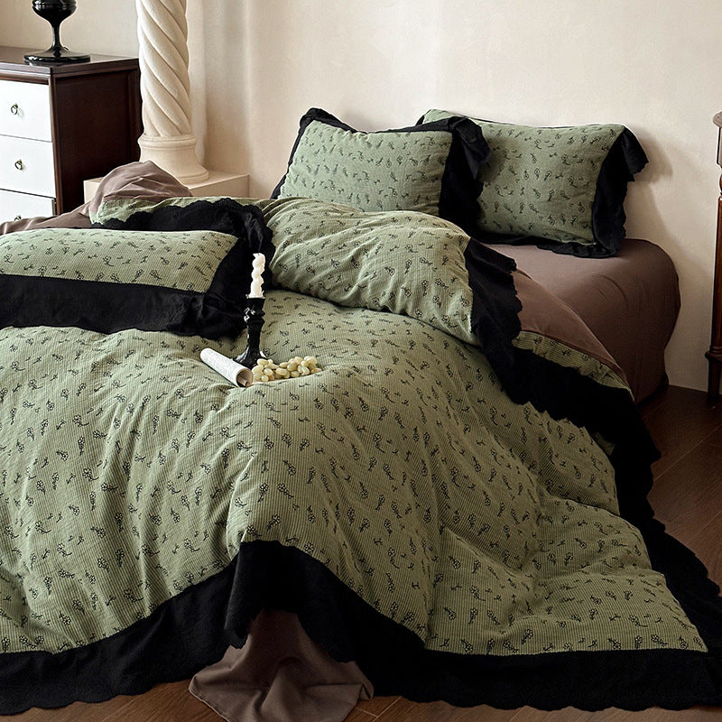 Florales Bettwäscheset aus feinem Baumwoll-Jacquard mit kontrastvolant und weicher Steppdecke