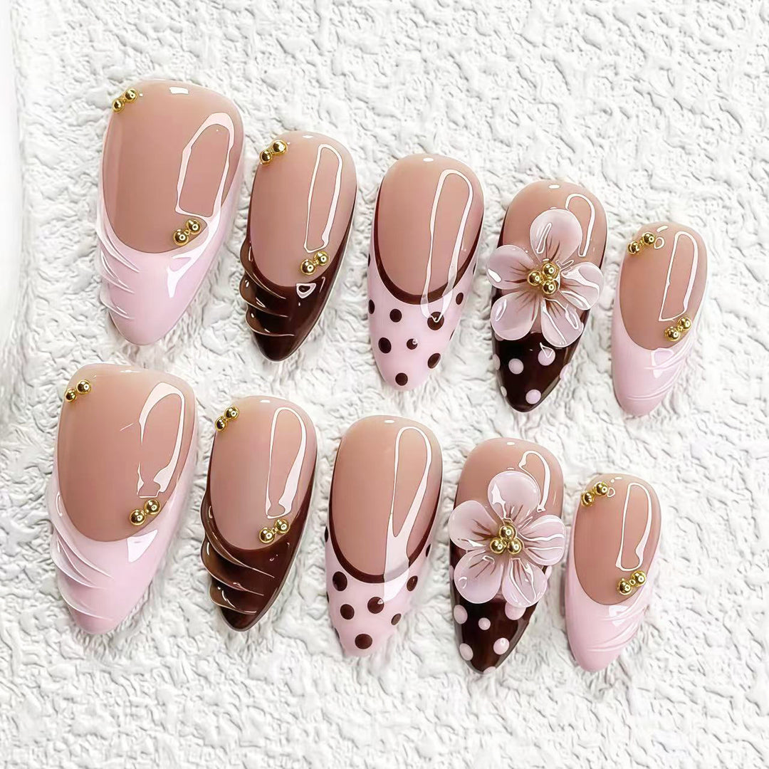 Künstlerisches Press-On Nagelset mit floralen und Pünktchen-Designs