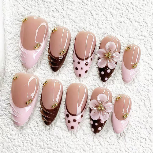 Künstlerisches Press-On Nagelset mit floralen und Pünktchen-Designs