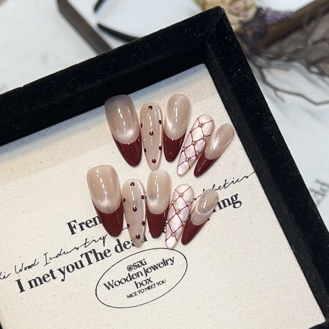 Elegantes Künstlerisches Press-On-Nagelset mit einzigartigem Design