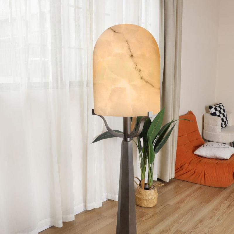 Moderne Stehlampe mit gewölbtem Schirm