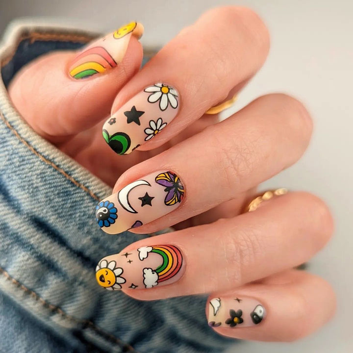 Künstliche Nagelkunst mit bunten Motiven und kreativem Dekor Karnz