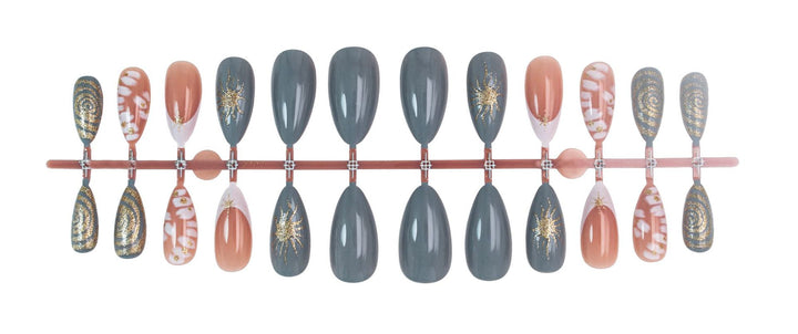 Kunstnagelset mit eleganten Goldakzenten und kreativem Design Karnz