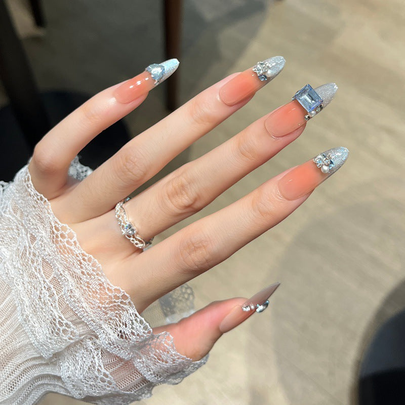 Künstlerisches Nageldesign mit dekorativen Elementen Karnz