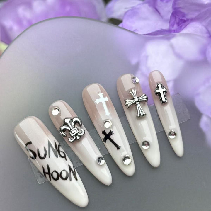 Künstlerisches Herzmuster Nagelkunstverlängerungen Karnz