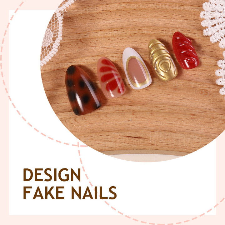 Kreatives Kunstnagelset mit bunten Designs und verschiedenen Texturen Karnz